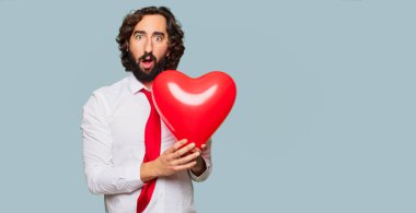 Sevgililer günü konsepti ile genç deli adam