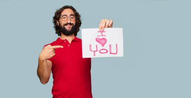 Sevgililer günü konsepti ile genç deli adam