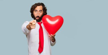 Sevgililer günü konsepti ile genç deli adam