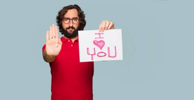 Sevgililer günü konsepti ile genç deli adam