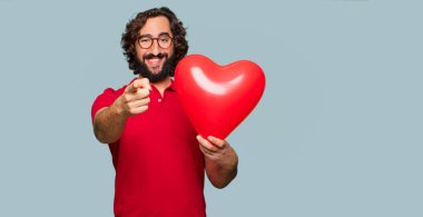 Sevgililer günü konsepti ile genç deli adam