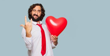 Sevgililer günü konsepti ile genç deli adam