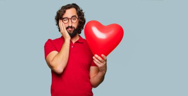 Sevgililer günü konsepti ile genç deli adam