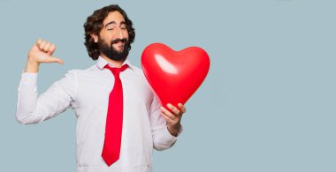 Sevgililer günü konsepti ile genç deli adam