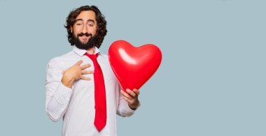 Sevgililer günü konsepti ile genç deli adam