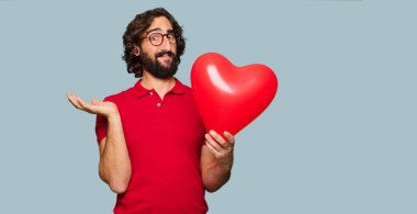 Sevgililer günü konsepti ile genç deli adam