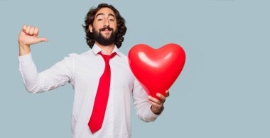 Sevgililer günü konsepti ile genç deli adam