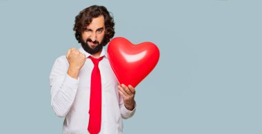 Sevgililer günü konsepti ile genç deli adam