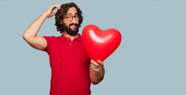 Sevgililer günü konsepti ile genç deli adam