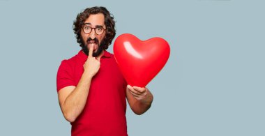 Sevgililer günü konsepti ile genç deli adam