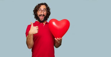 Sevgililer günü konsepti ile genç deli adam