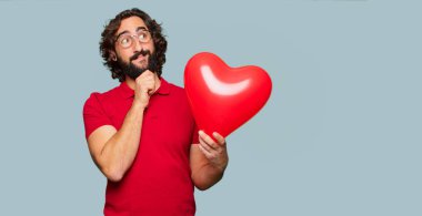 Sevgililer günü konsepti ile genç deli adam