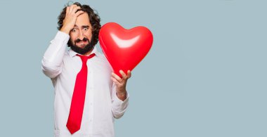 Sevgililer günü konsepti ile genç deli adam