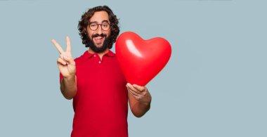 Sevgililer günü konsepti ile genç deli adam