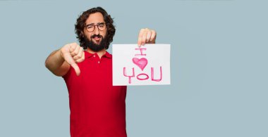 Sevgililer günü konsepti ile genç deli adam