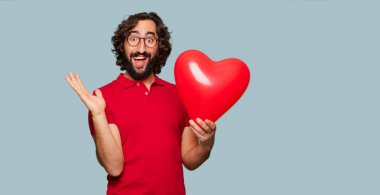 Sevgililer günü konsepti ile genç deli adam