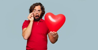 Sevgililer günü konsepti ile genç deli adam