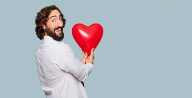 Sevgililer günü konsepti ile genç deli adam