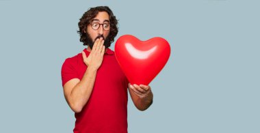 Sevgililer günü konsepti ile genç deli adam