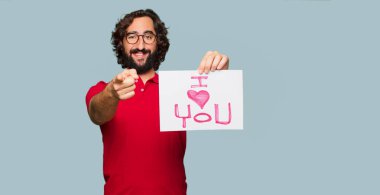 Sevgililer günü konsepti ile genç deli adam