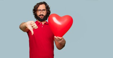 Sevgililer günü konsepti ile genç deli adam