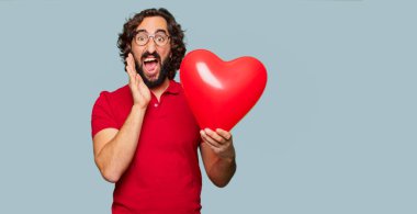 Sevgililer günü konsepti ile genç deli adam