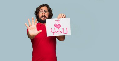 Sevgililer günü konsepti ile genç deli adam