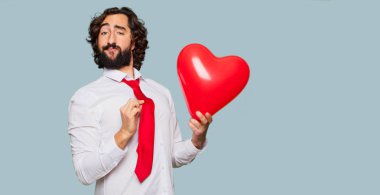 Sevgililer günü konsepti ile genç deli adam