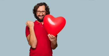 Sevgililer günü konsepti ile genç deli adam