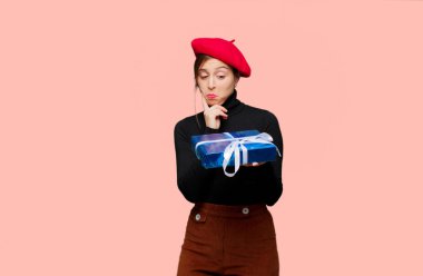 Aşk ifade ile genç güzel kadın. Sevgililer günü için kavram.