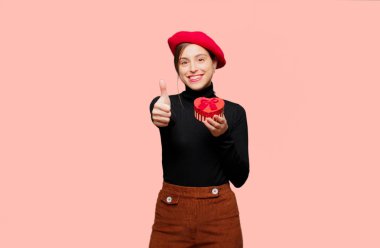 Aşk ifade ile genç güzel kadın. Sevgililer günü için kavram.