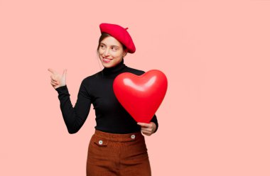 Aşk ifade ile genç güzel kadın. Sevgililer günü için kavram.