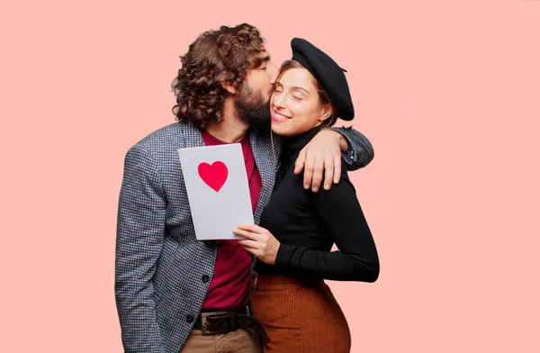Młoda Para Obchodzi Walentynki Koncepcja Miłości — Zdjęcie stockowe