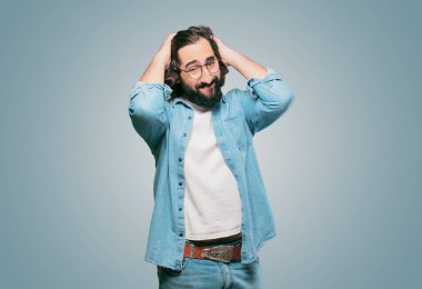 Genç aptal adam tatmin oldu.