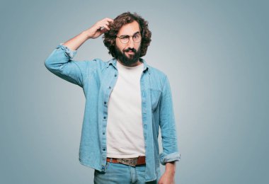 Genç aptal adam şüpheleniyor