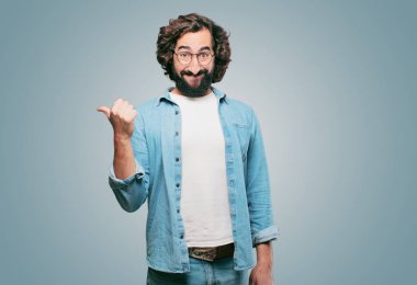 Genç aptal adam yan tarafı gösteriyor.