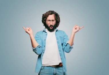 Genç aptal adam zafer jesti yaptı.