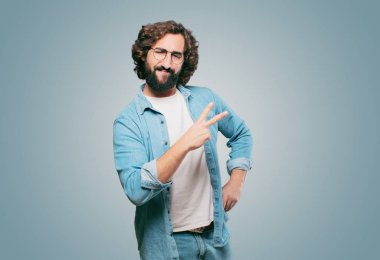 Genç aptal adam memnun ve gururlu.