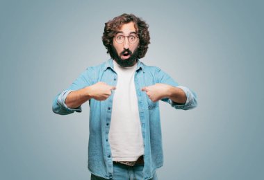 Genç aptal adam şaşırdı.