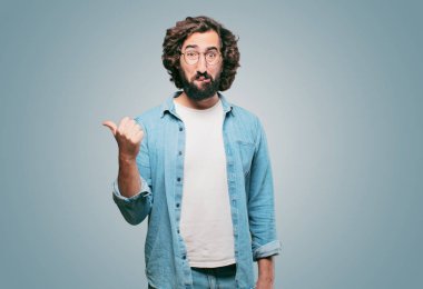 Genç aptal adam yan tarafı gösteriyor.