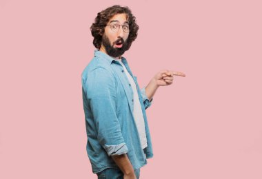 Genç aptal adam yan tarafı gösteriyor.