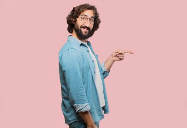 Genç aptal adam yan tarafı gösteriyor.