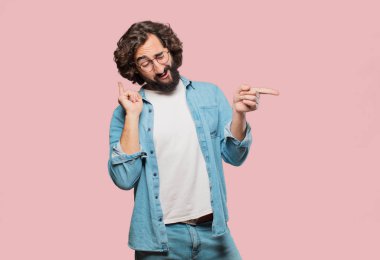 Genç aptal adam dans ediyor