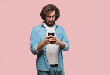 Akıllı telefonlu genç aptal adam.