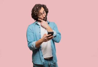 Akıllı telefonlu genç aptal adam.