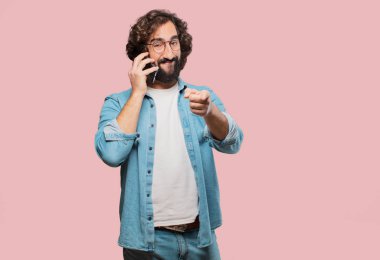 Akıllı telefonlu genç aptal adam.