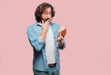 Cüzdanı olan genç aptal adam.