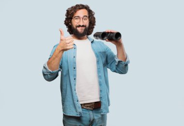 Dürbünlü genç aptal adam.