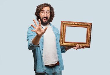 Barok çerçeveli genç aptal adam.