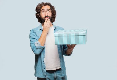 Elinde hediye kutusu olan genç aptal adam.